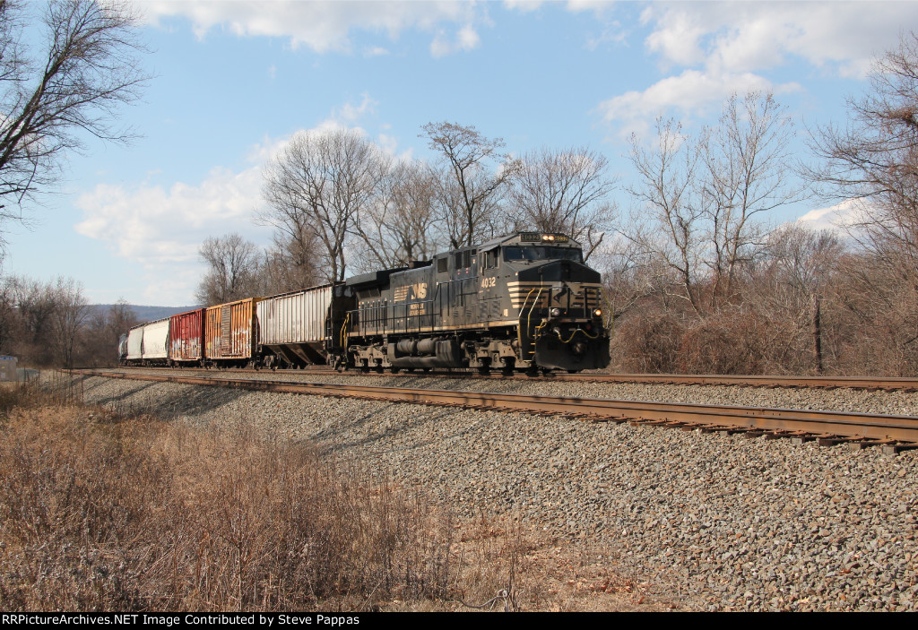 NS 4032 takes a freight East